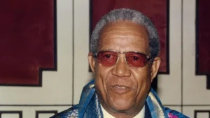 A tap on Gavaskar's shoulder for luck, Doshi recalls Sobers' superstitious side