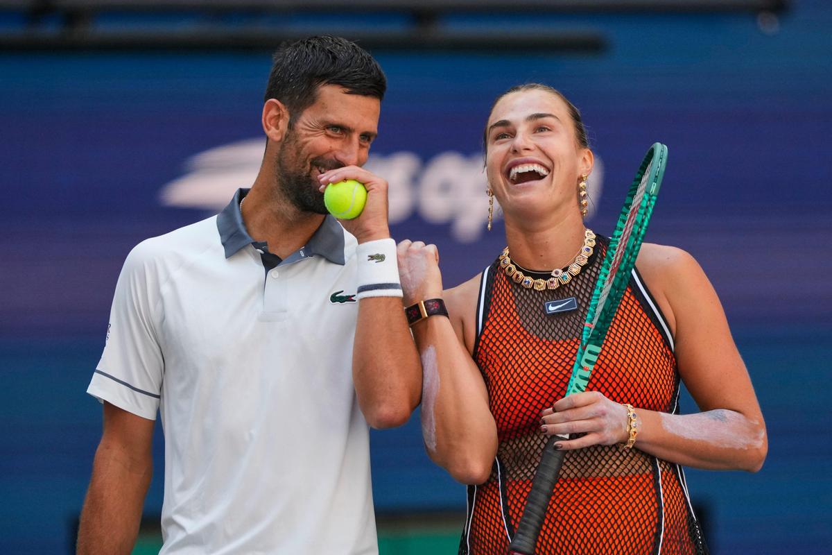 Carlos Alcaraz and Serena Williams talk on the court during the mixed doubles match | Photo