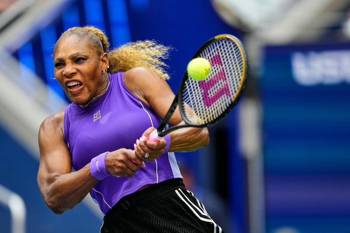 Carlos Alcaraz and Serena Williams talk on the court during the mixed doubles match | Photo