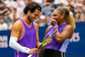 Carlos Alcaraz and Serena Williams talk on the court during the mixed doubles match | Photo