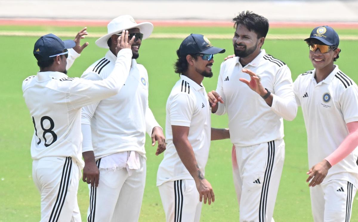 Duleep Trophy final | East bowlers have South on the mat