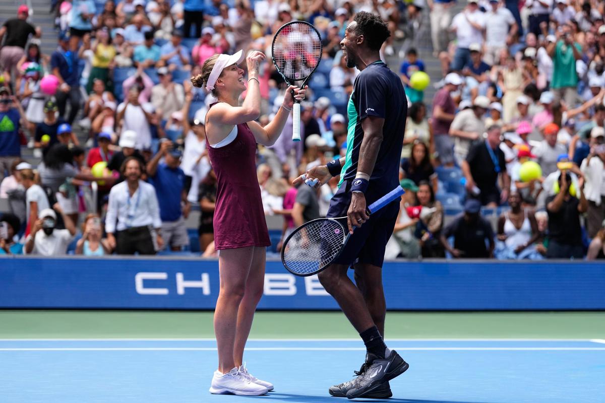 Carlos Alcaraz and Serena Williams talk on the court during the mixed doubles match | Photo