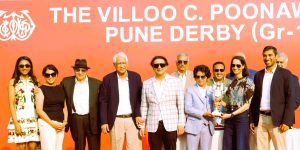 Poonawalla Pune Derby trophy to the Gayatri V
